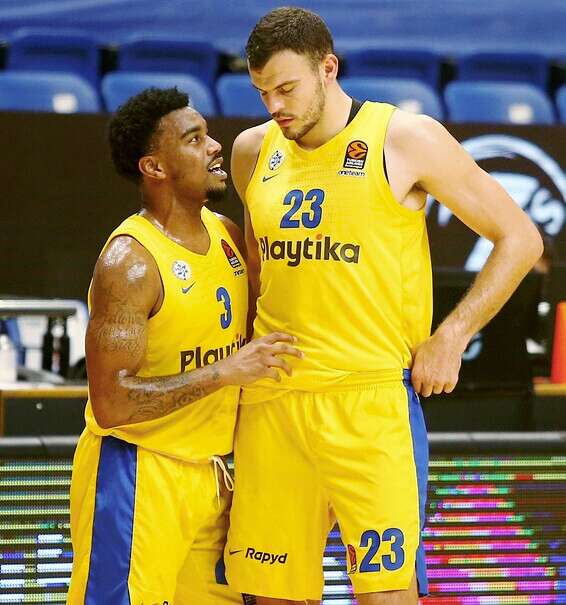 ז'יז'יץ' וג'ונס. שחקני הרכש מאכזבים // צילום: אלן שיבר